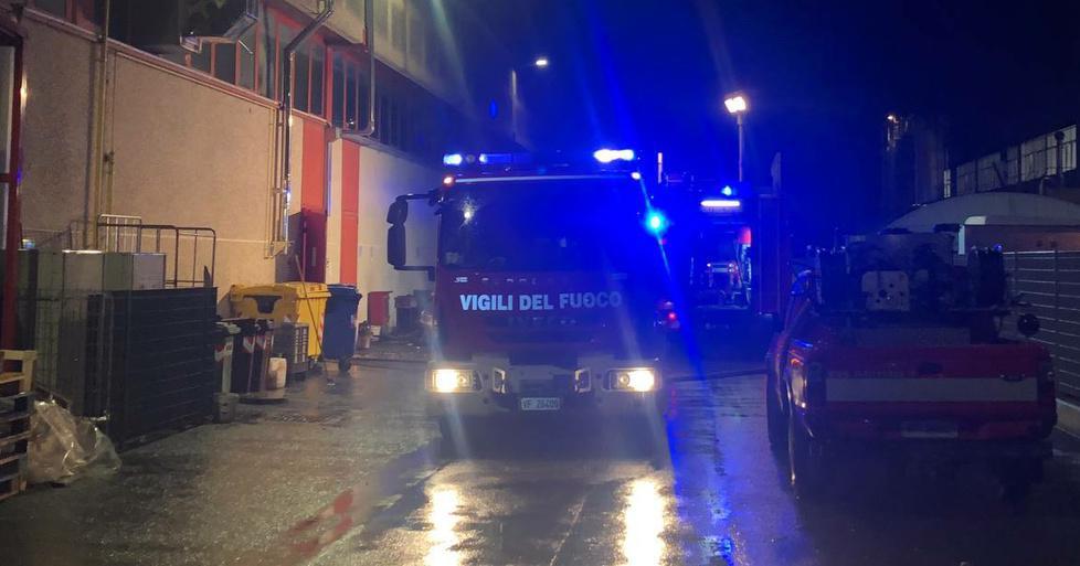 Mirandola. Incendio nel laboratorio del self service Attività chiusa per i danni del fumo 