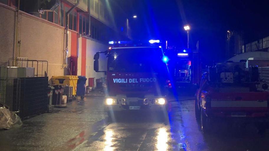 Mirandola. Incendio nel laboratorio del self service Attività chiusa per i danni del fumo