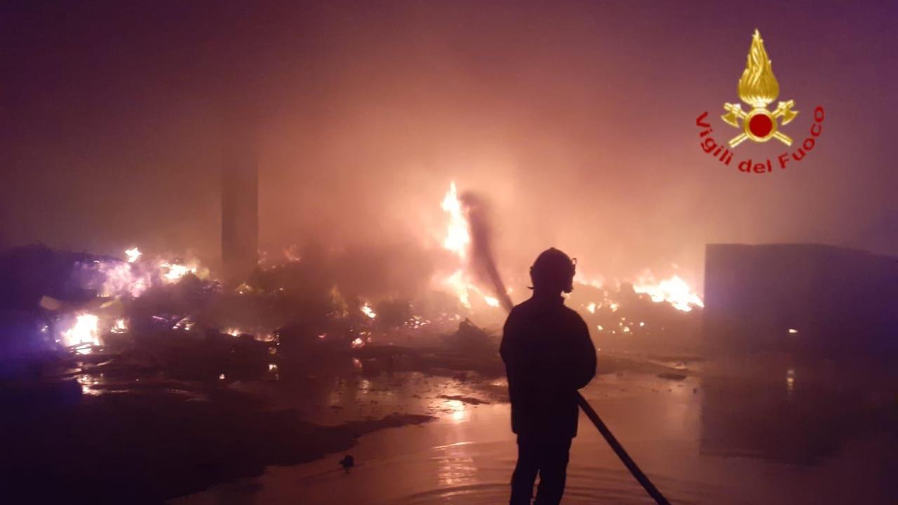 Fiamme nel capannone di Scapigliato srl a Cecina, il sindaco: "Non uscite e tenete le finestre chiuse"