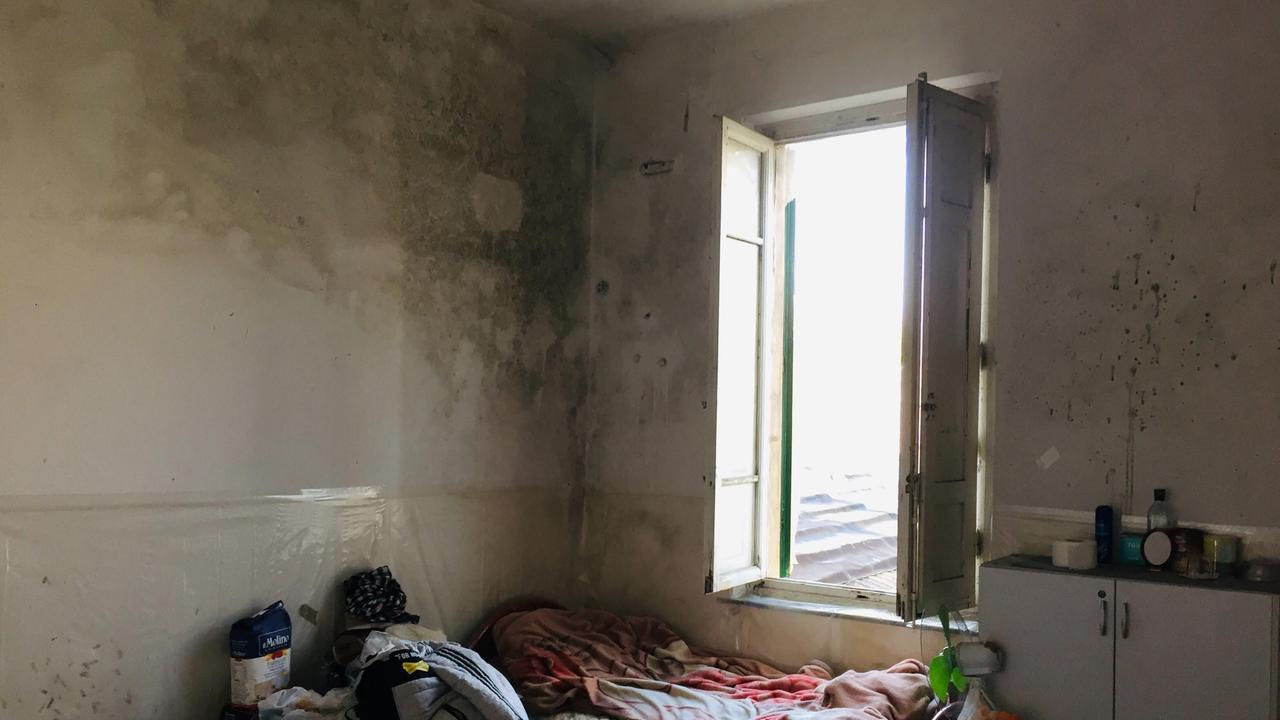 Operai trattati da schiavi, arrestati due imprenditori: paghe misere per 13 ore di lavoro al giorno