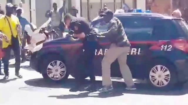 Botte ai carabinieri dopo un controllo anti contraffazione: quattro a processo