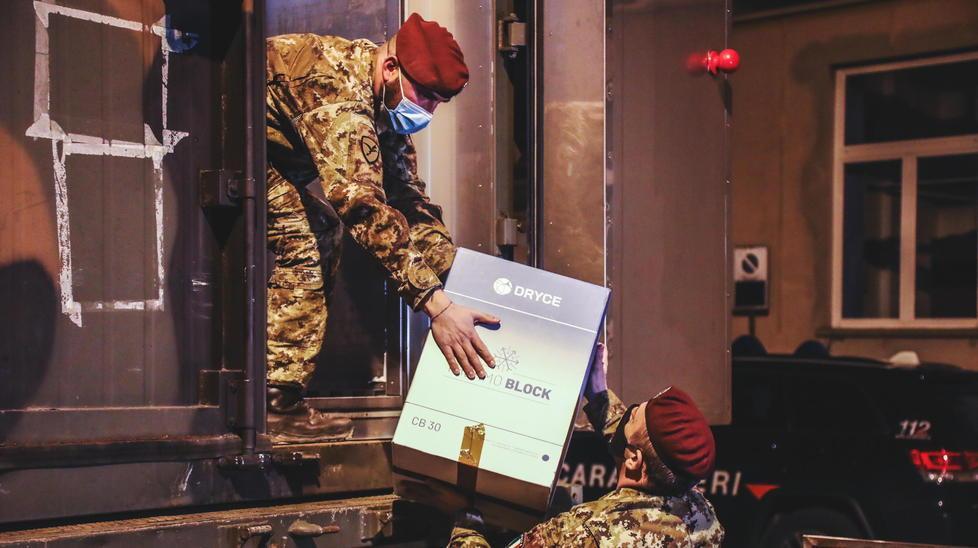 I paracadutisti della Folgore scaricano i vaccini Astrazeneca alla farmacia dell’ospedale scortati dai carabinieri