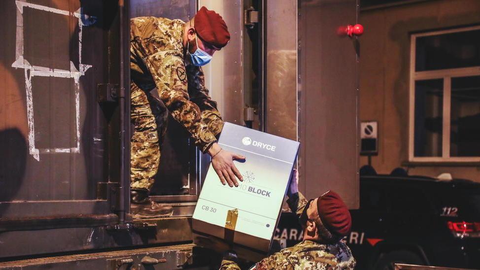 I paracadutisti della Folgore scaricano i vaccini Astrazeneca alla farmacia dell’ospedale scortati dai carabinieri