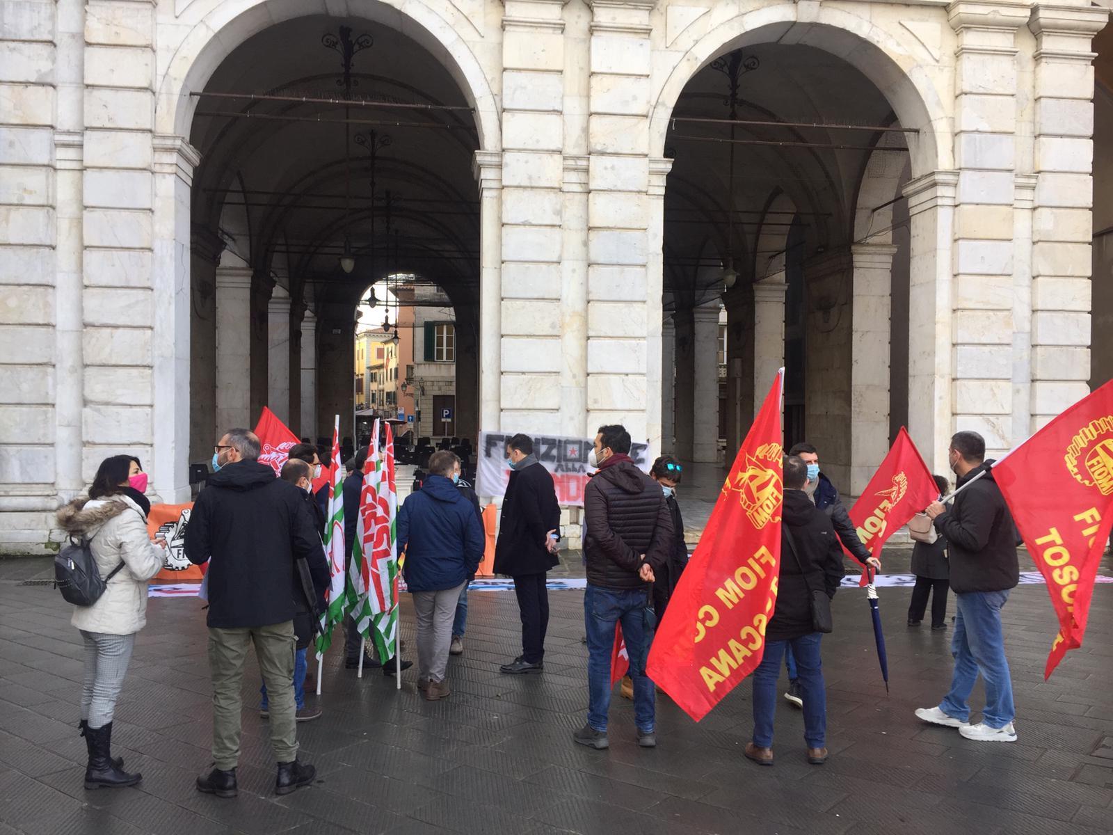 Lavoratori e sindacalisti in presidio a Pisa per la vertenza Ids