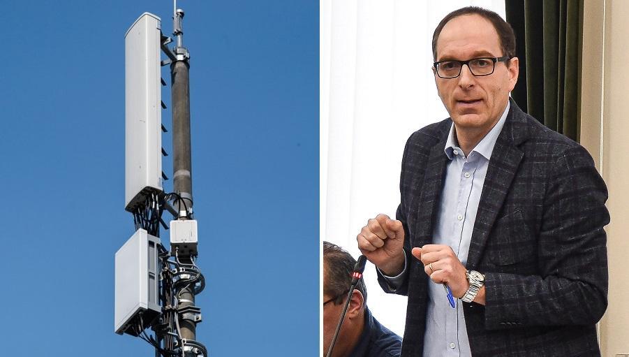 Un'antenna per la tecnologia 5G e, a  destra, Lorenzo Mascagni (foto Agenzia Bf)
