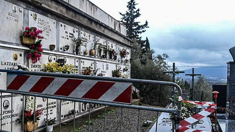 Crolla un muro al cimitero di Gragnano