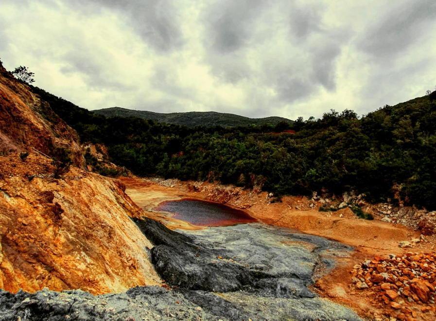 uno dei laghetti rossi nell’area minerario di Rio Marina