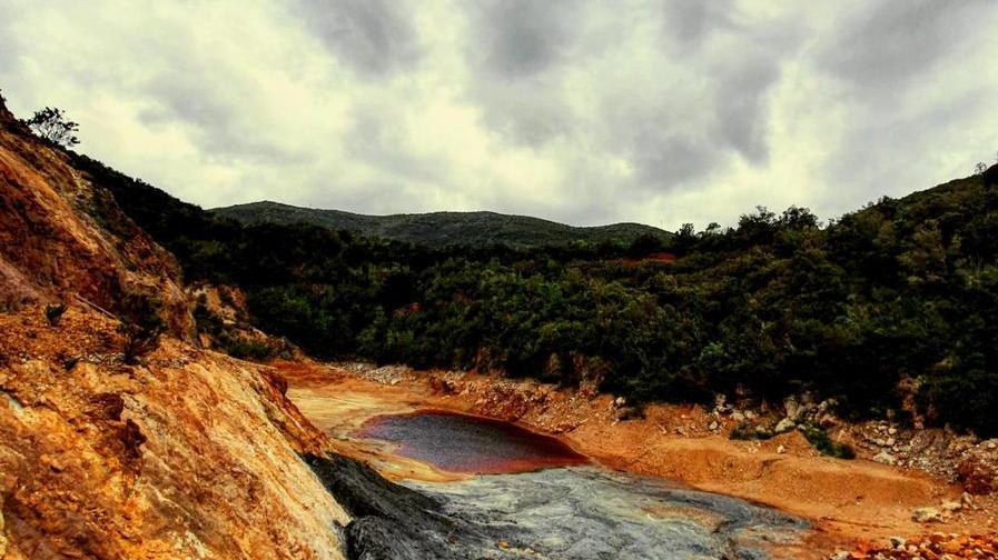uno dei laghetti rossi nell’area minerario di Rio Marina