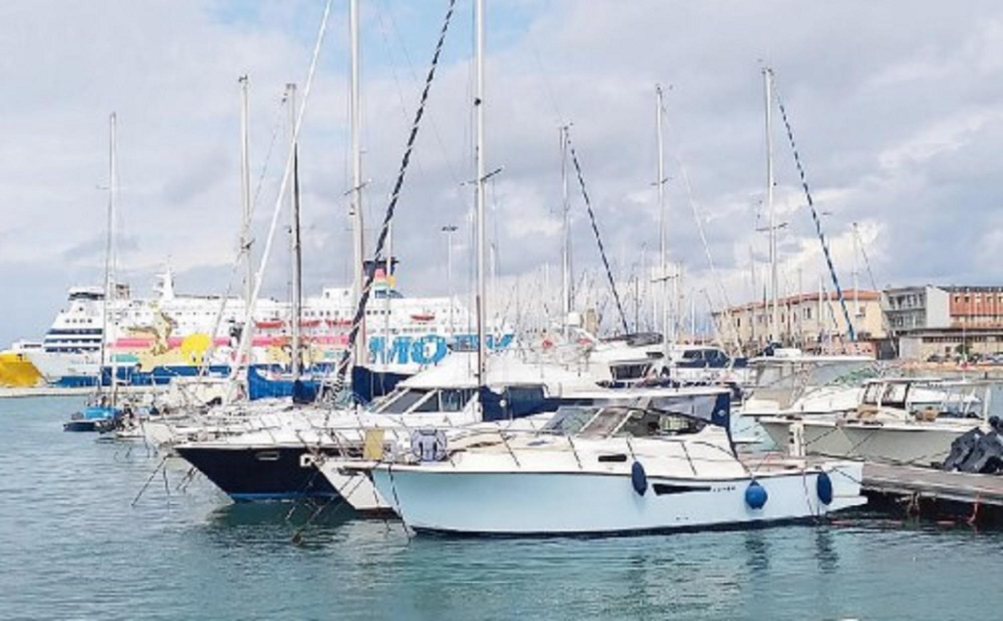 Un gruppo di barche nel porto Mediceo (foto d'archivio)