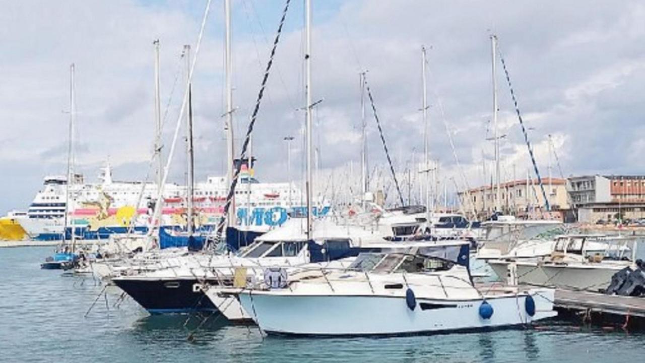 Un gruppo di barche nel porto Mediceo (foto d'archivio)