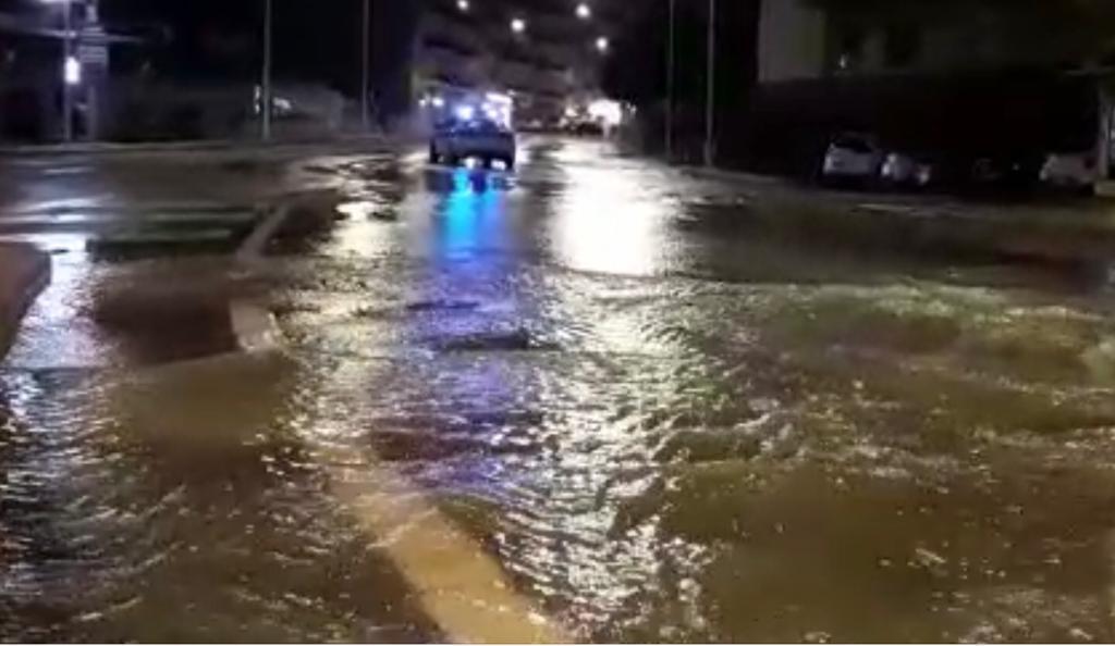 Un'immagine dell'allagamento in viale Sant'Avendrace (foto mario rosas)