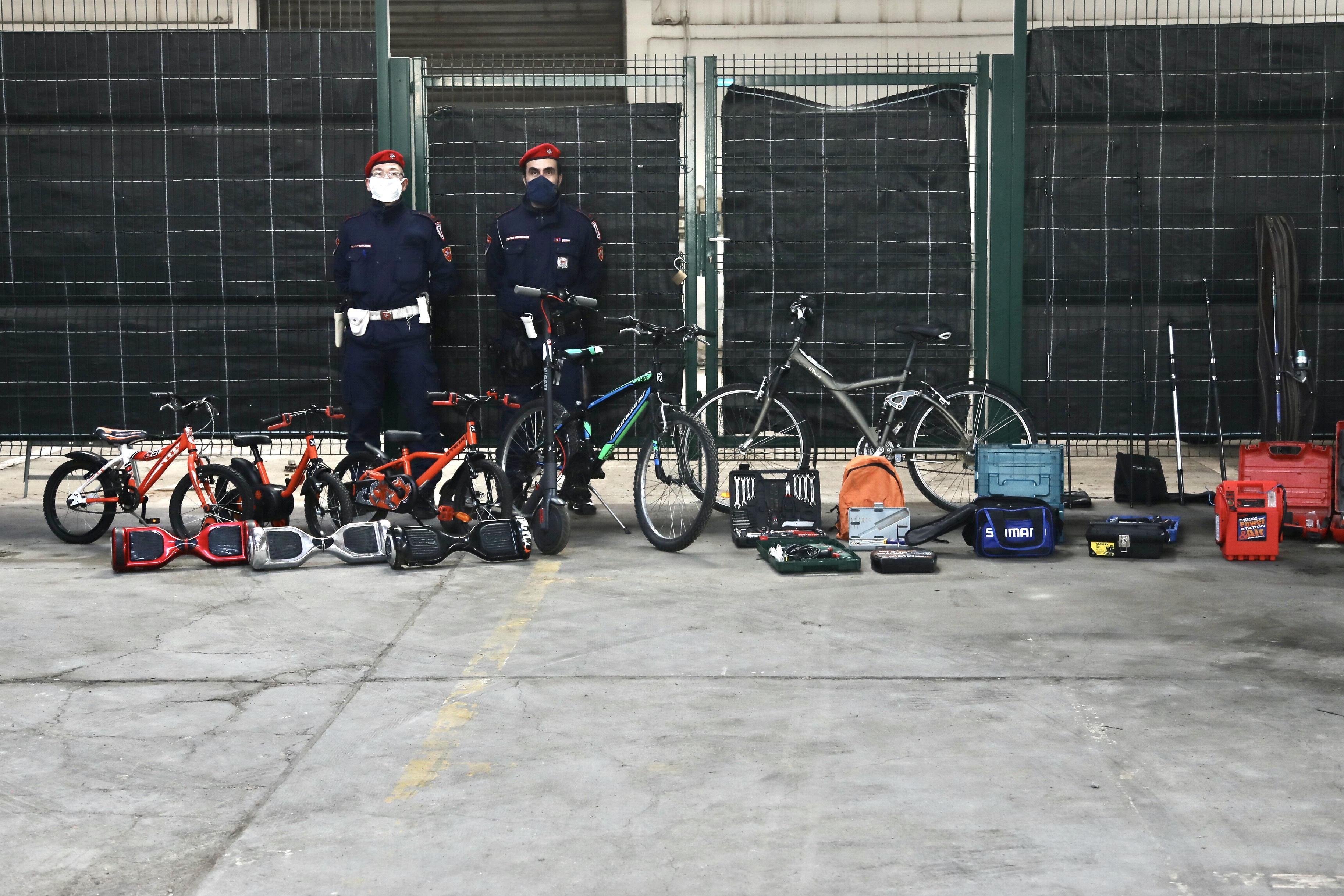 Bici, canne da pesca e monopattini ecco il "tesoro" rubato trovato nella casa occupata