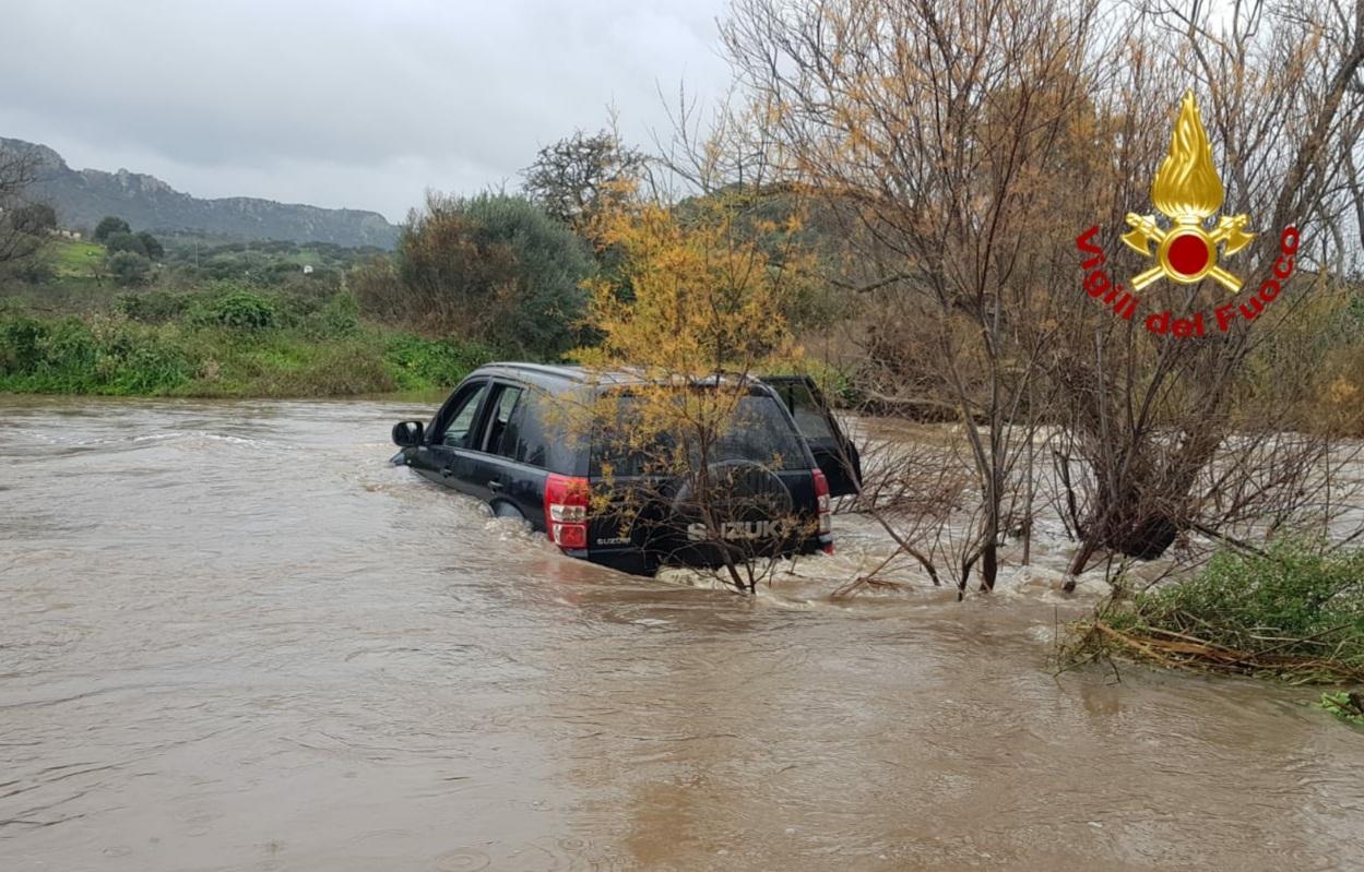 Ozieri, fuoristrada intrappolato in un fiume: i tre occupanti salvati