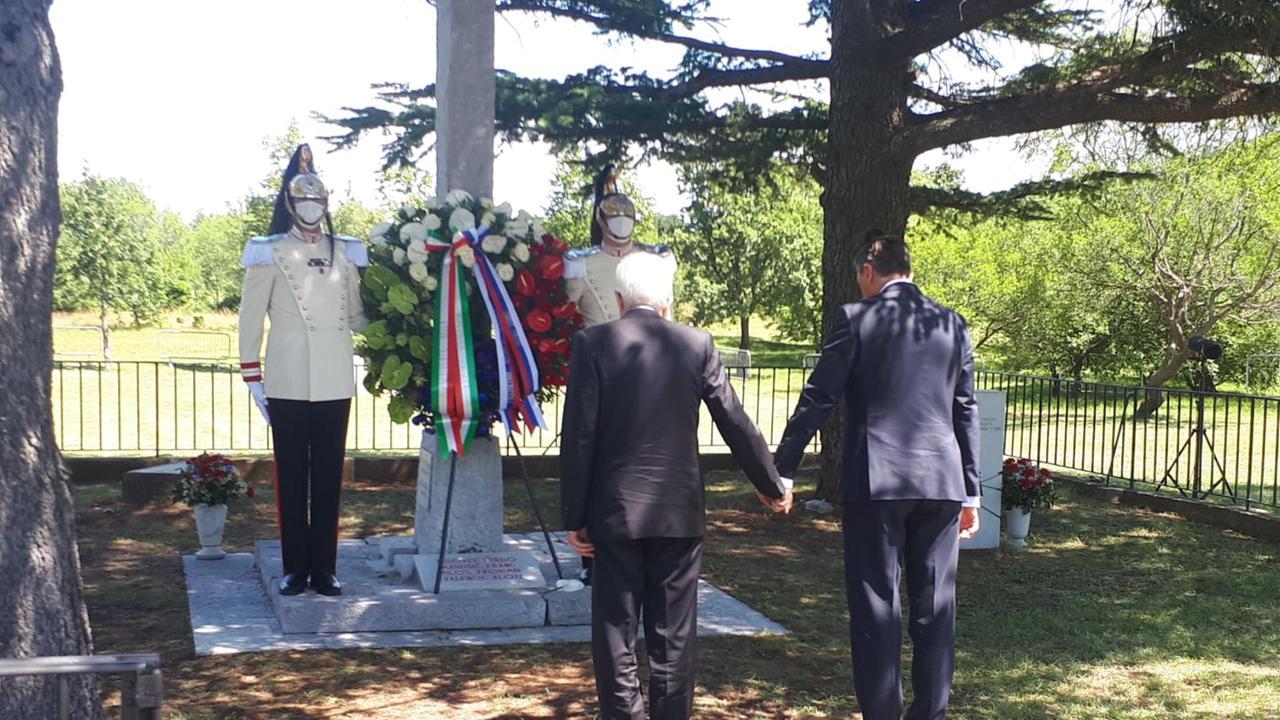 Il presidente della Repubblica Sergio Mattarella e il presidente sloveno Borut Pahor alla foiba di Basovizza