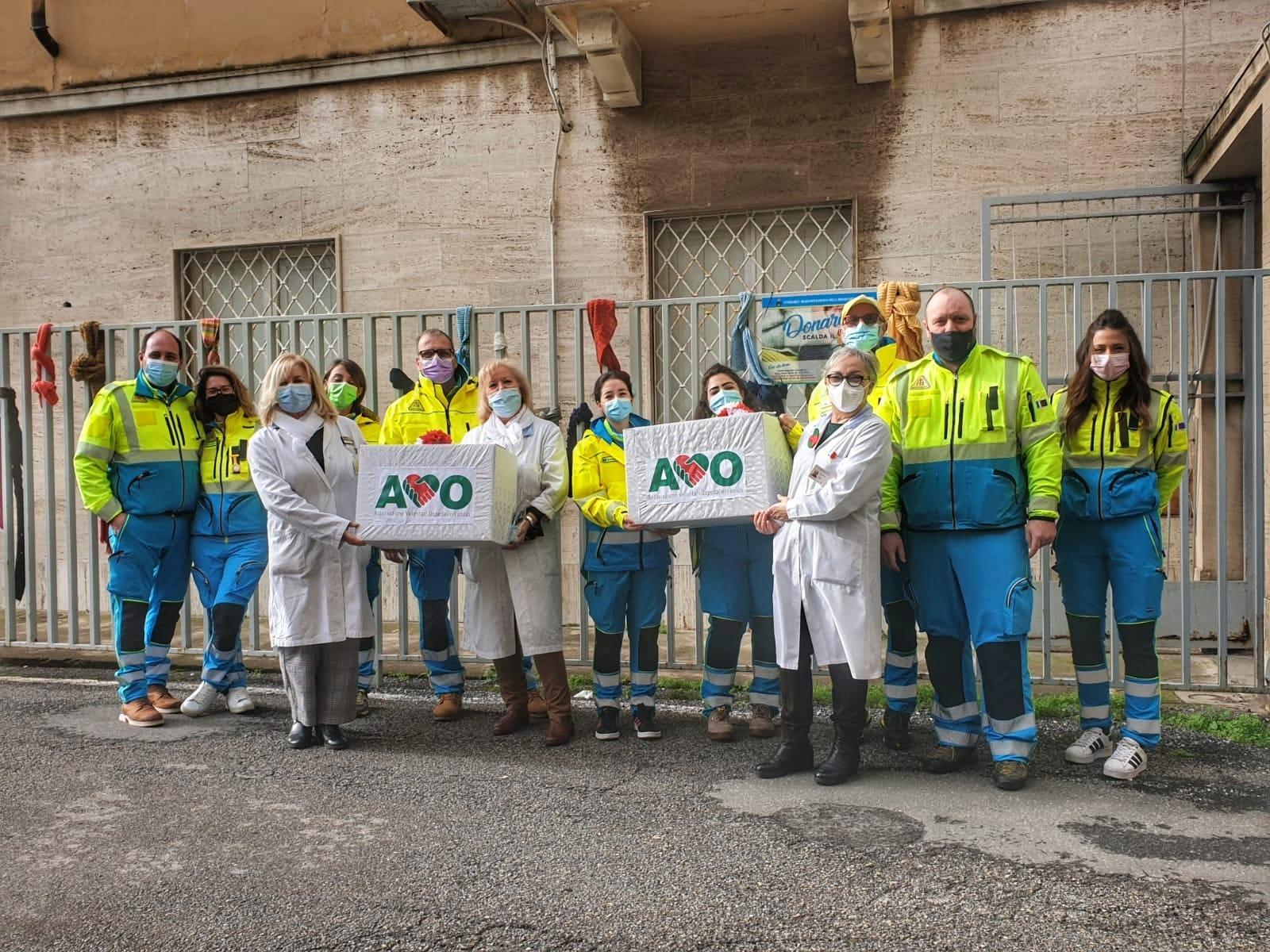 La donazione di scarpe, guanti e cappelli dell'Avo
