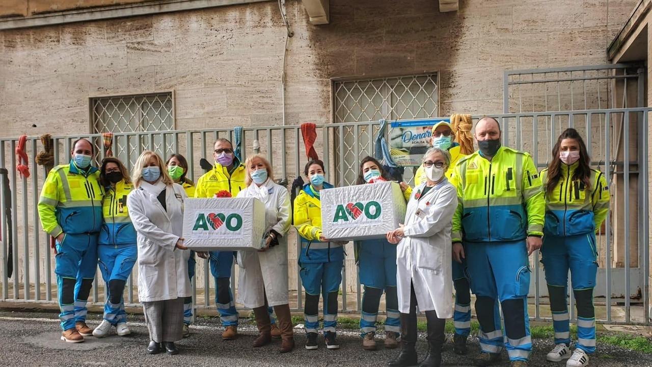 La donazione di scarpe, guanti e cappelli dell'Avo