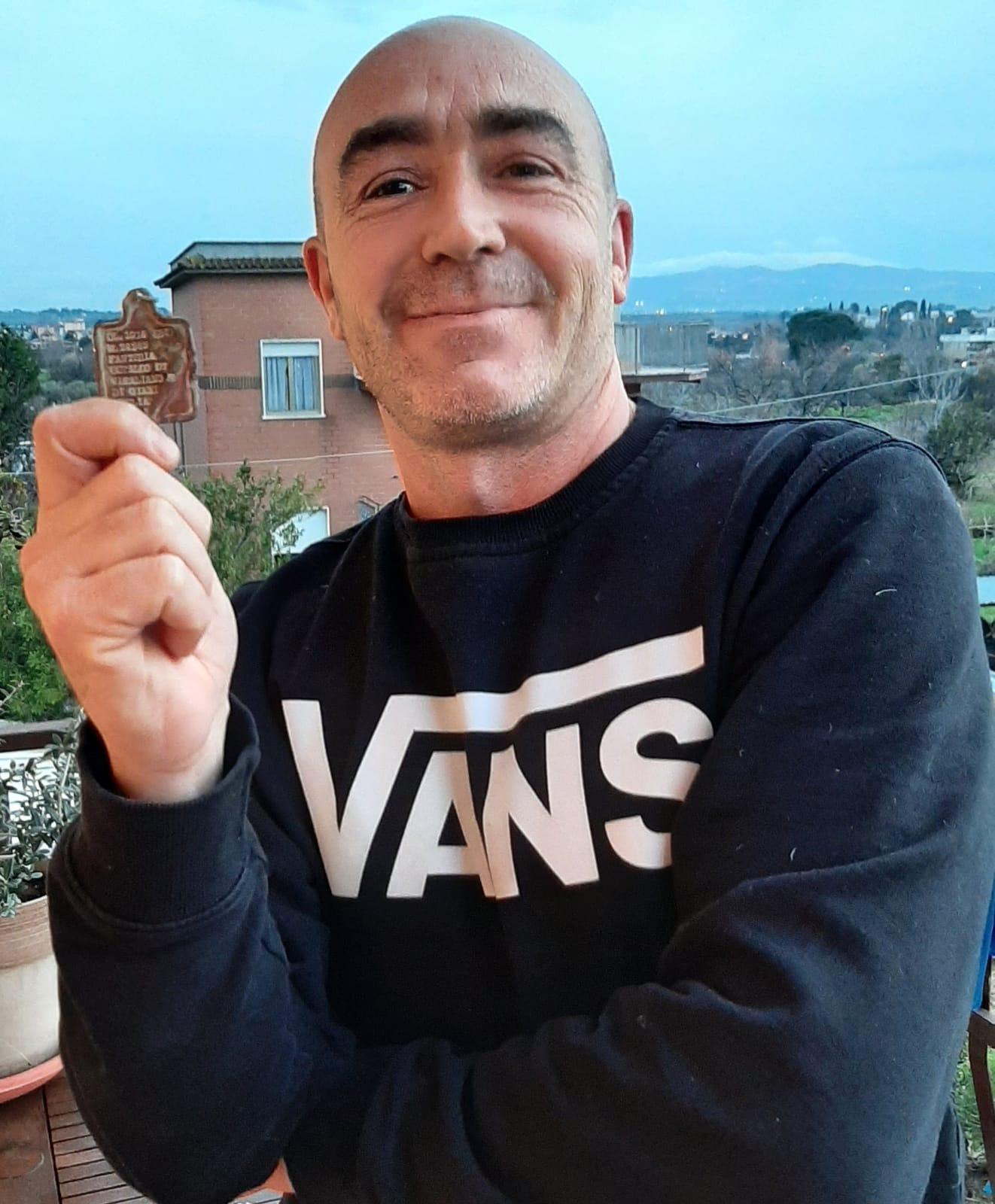 Ivano Cagna mostra il piastrino militare