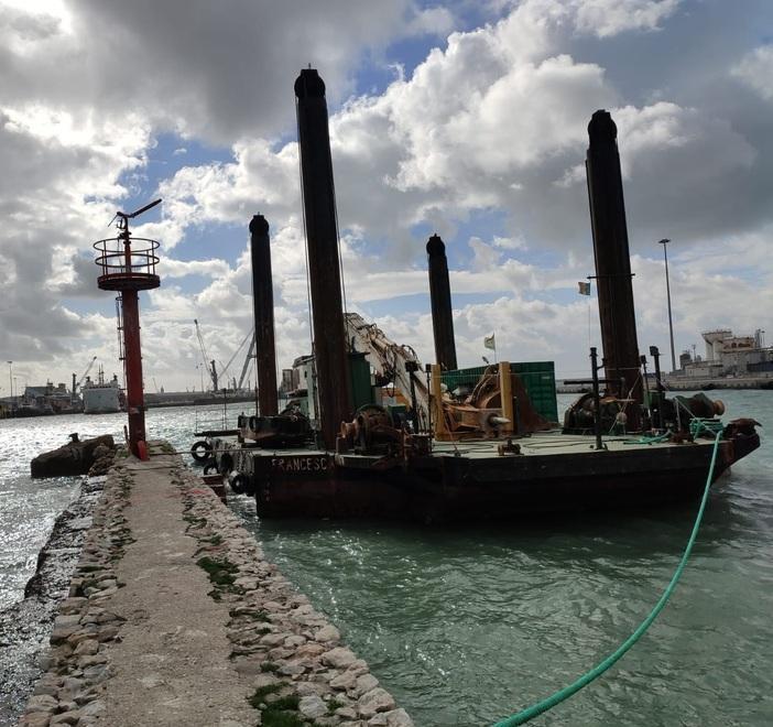 I lavori sul pontile 13 con la piattaforma “Francesca” della Sales