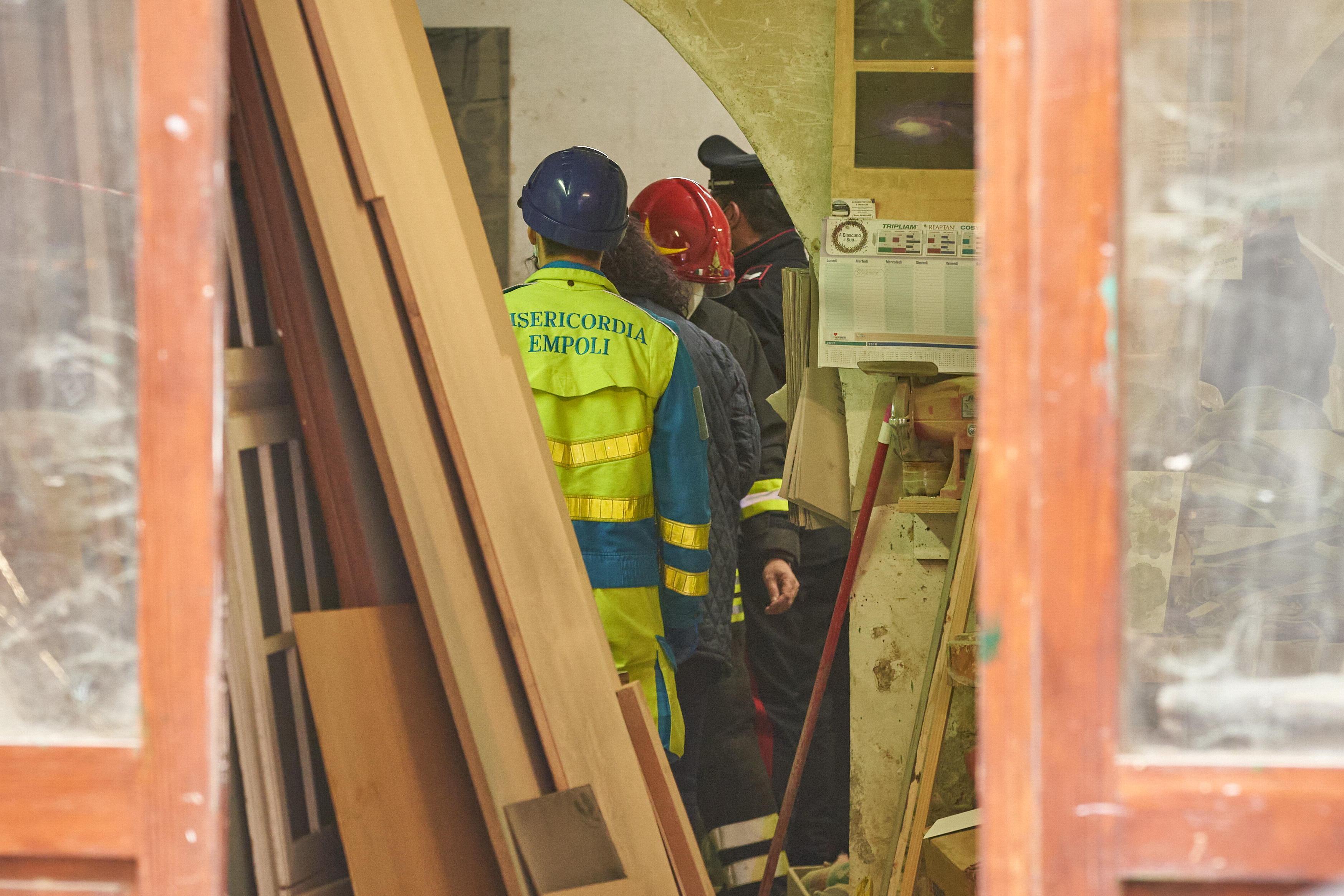 I soccorritori all'interno della falegnameria di via Pontorme a Empoli dove è morto Francesco Santiccioli (foto Carlo Sestini)