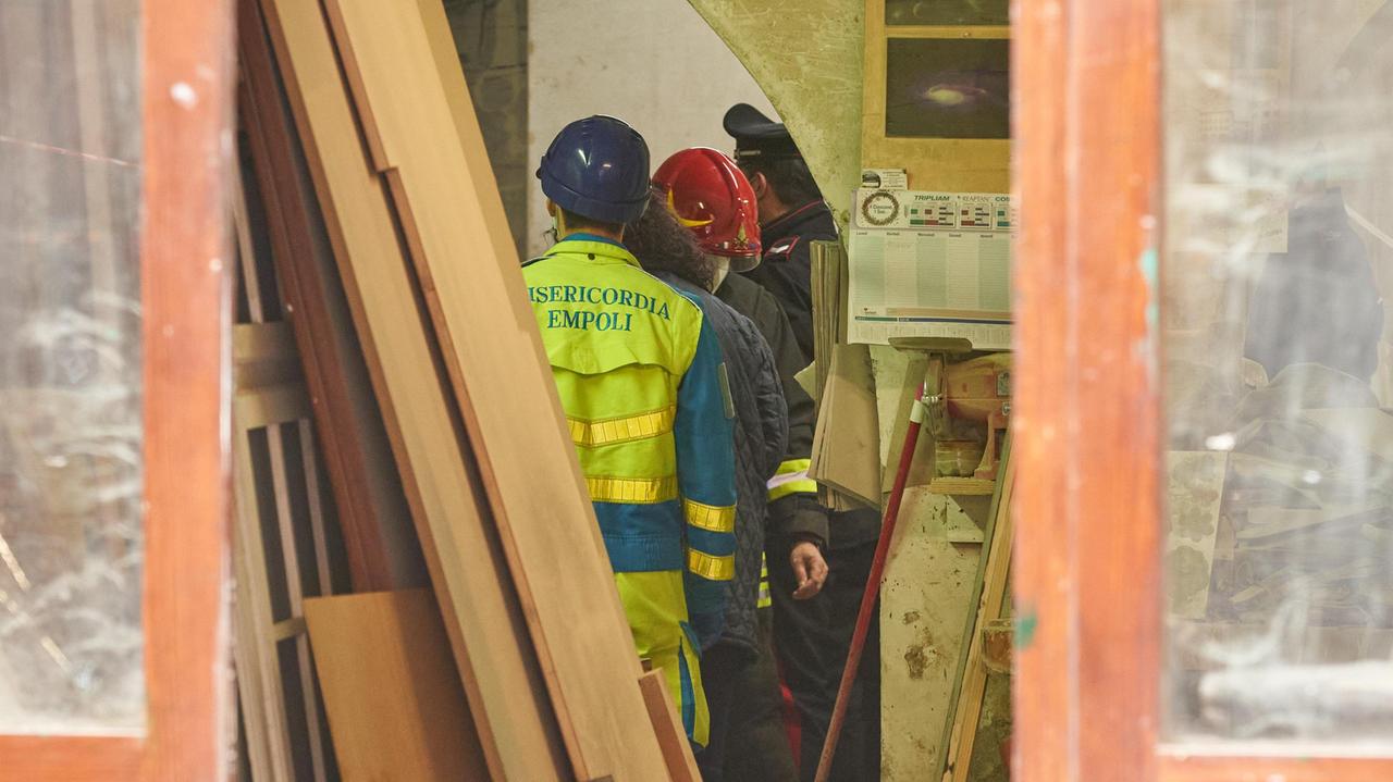 I soccorritori all'interno della falegnameria di via Pontorme a Empoli dove è morto Francesco Santiccioli (foto Carlo Sestini)