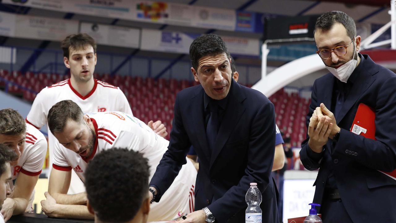 Il coach Antimo Martino durante un time out