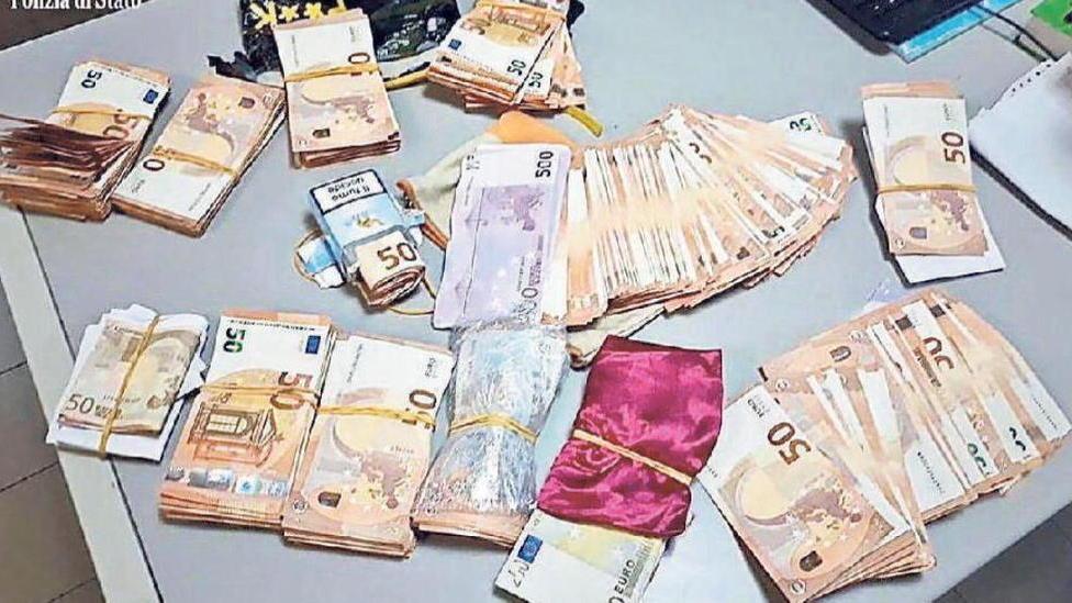 Il denaro scoperto dalla polizia il 28 marzo 2018 nell’auto e a casa dell’impiegata