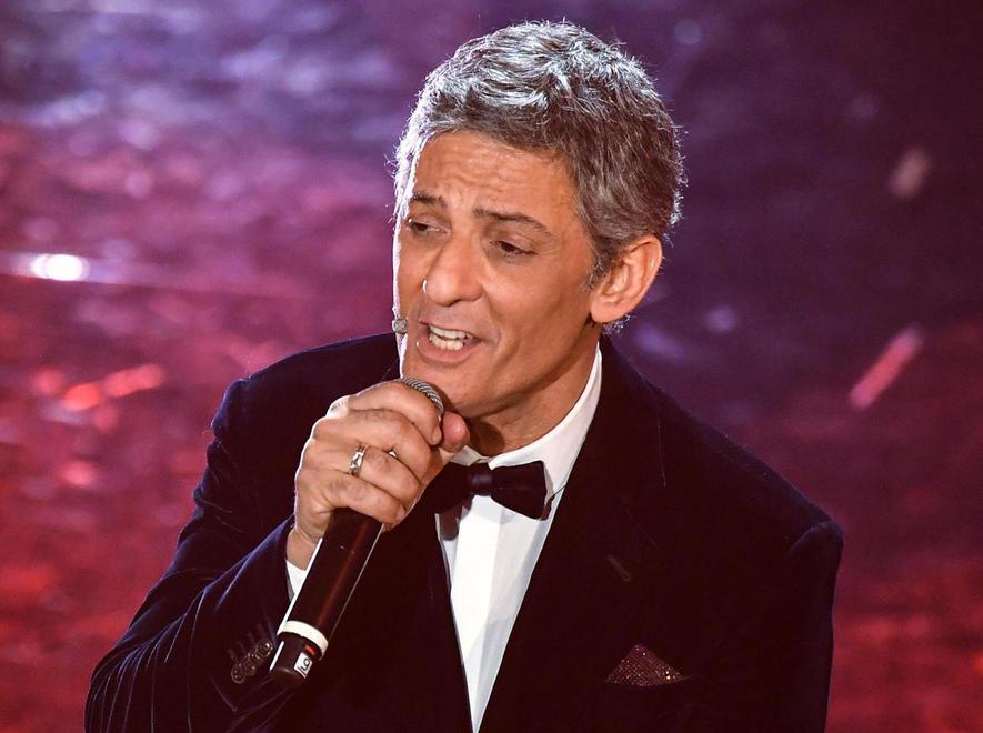 Fiorello scherza: «Non vedo l’ora di parlare alle sedie vuote»