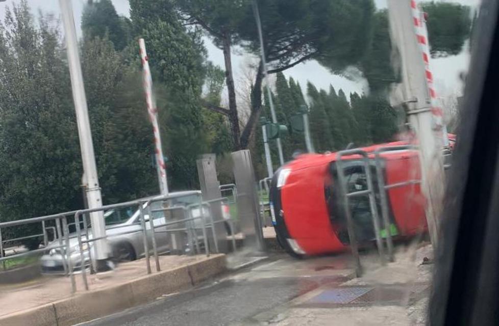Auto si ribalta: nessun ferito