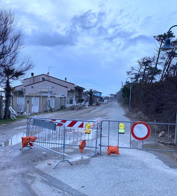 Paura per vento e mareggiate Il sindaco chiude le scuole 