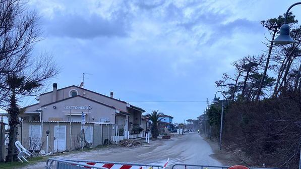 Paura per vento e mareggiate Il sindaco chiude le scuole