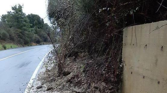 La pioggia fa cadere un muro di contenimento lungo la strada 68