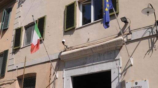 Spacciava in carcere agente penitenziario patteggia due anni