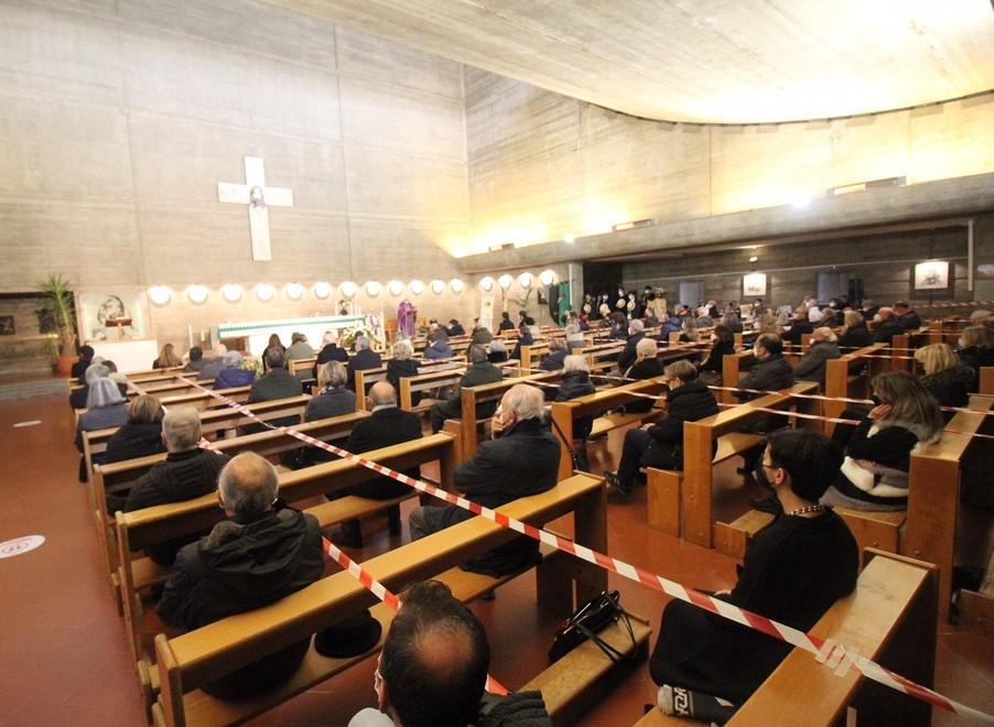I funerali di Gramigni col sindaco, Silli e le pagliette del Buzzi