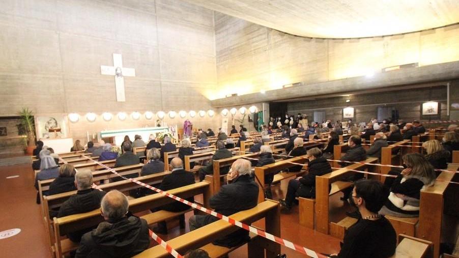 I funerali di Gramigni col sindaco, Silli e le pagliette del Buzzi
