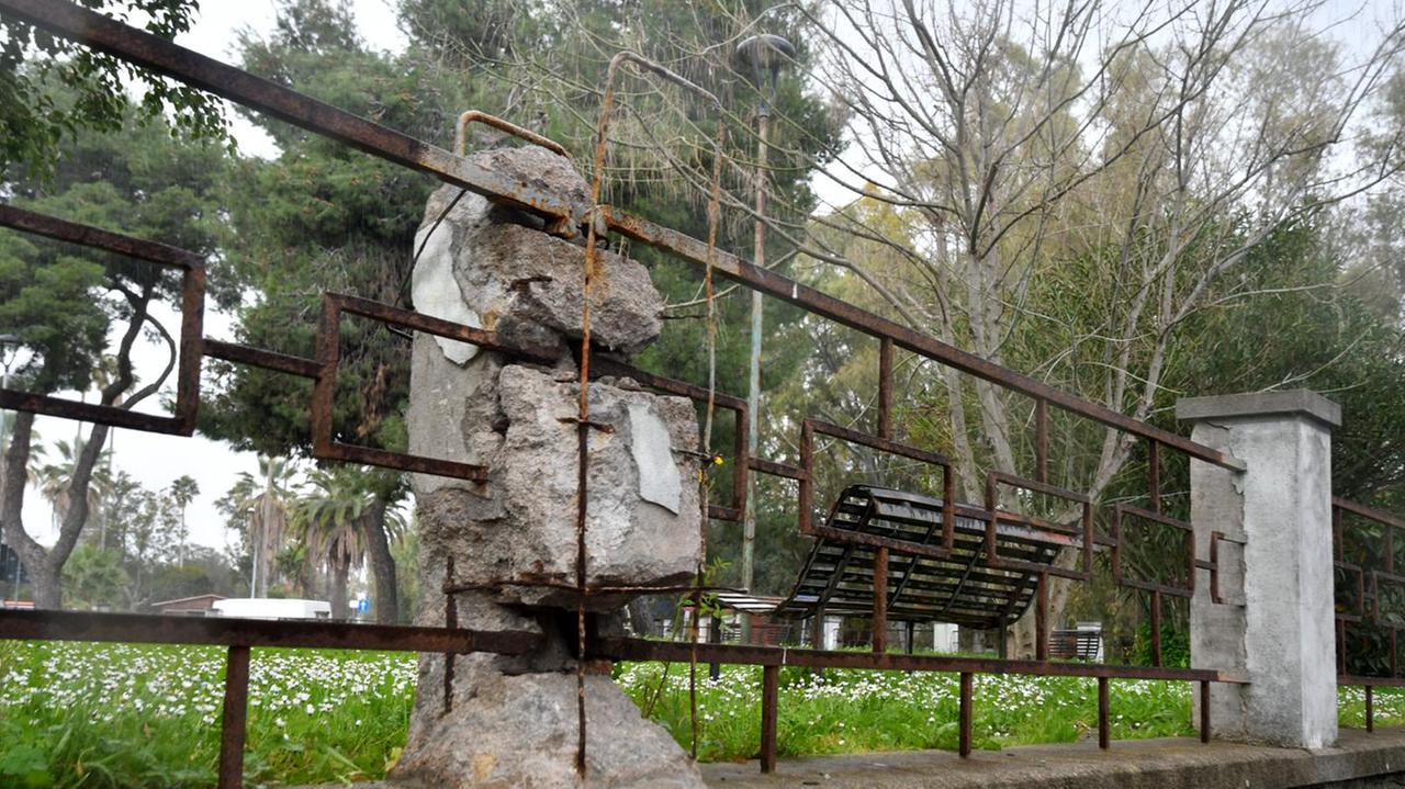Parapetto con pilastri sbriciolati