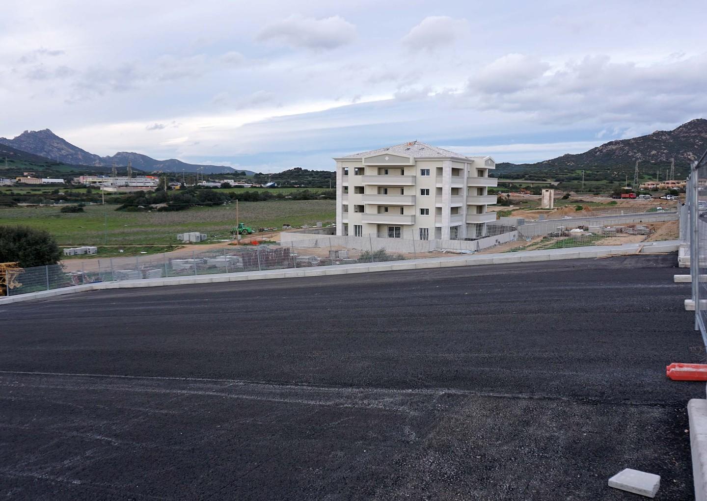 Uno dei tre nuovi palazzi della lottizzazione Abbafritta all'ingresso di Olbia