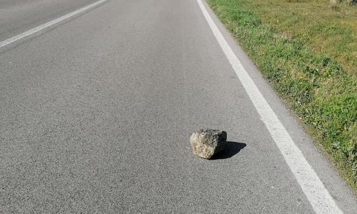 Massi sulla strada di Chilivani, si sospetta un atto vandalico 
