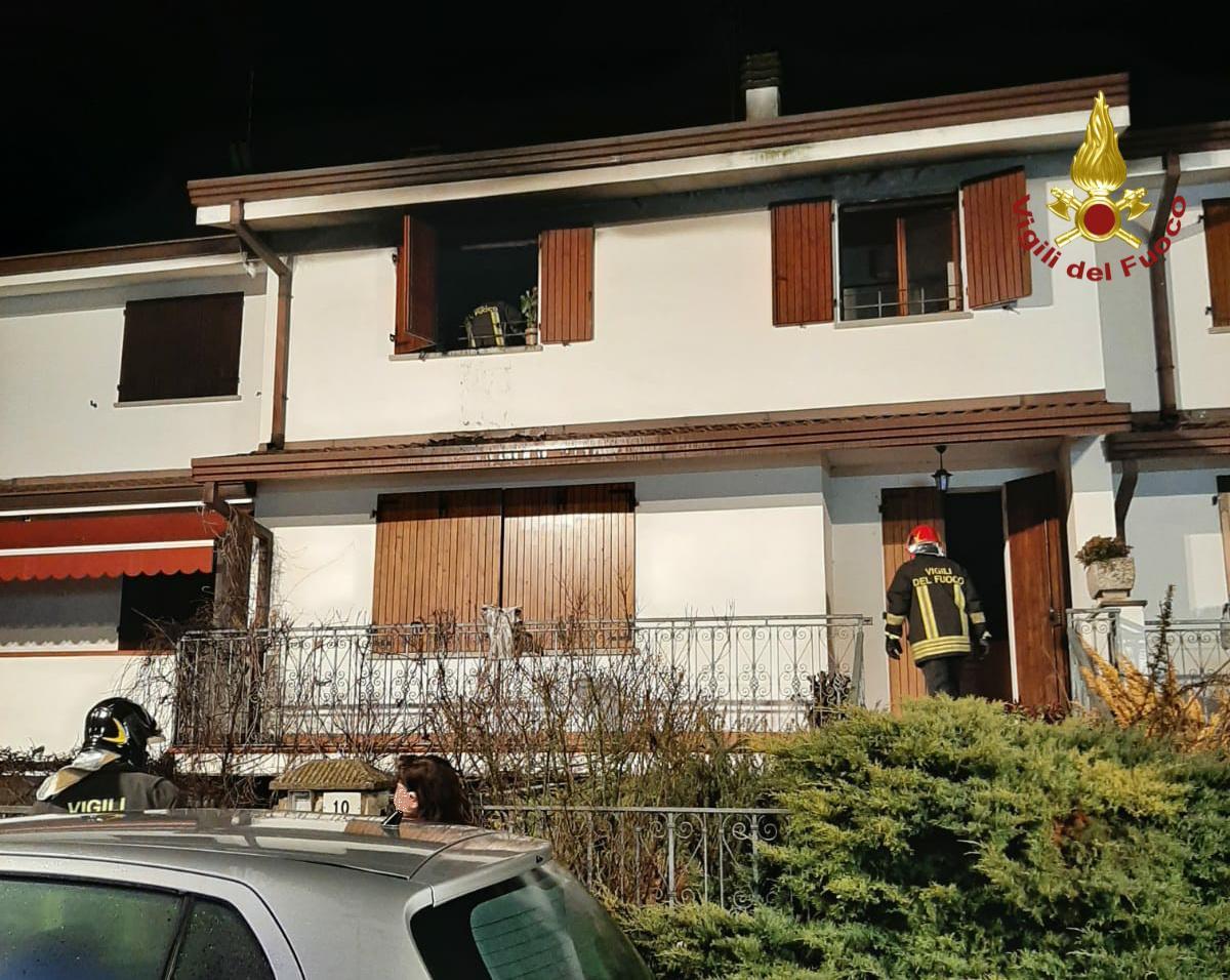 San Possidonio, si guasta lo scaldaletto elettrico e fa partire l'incendio. Casa evacuata 