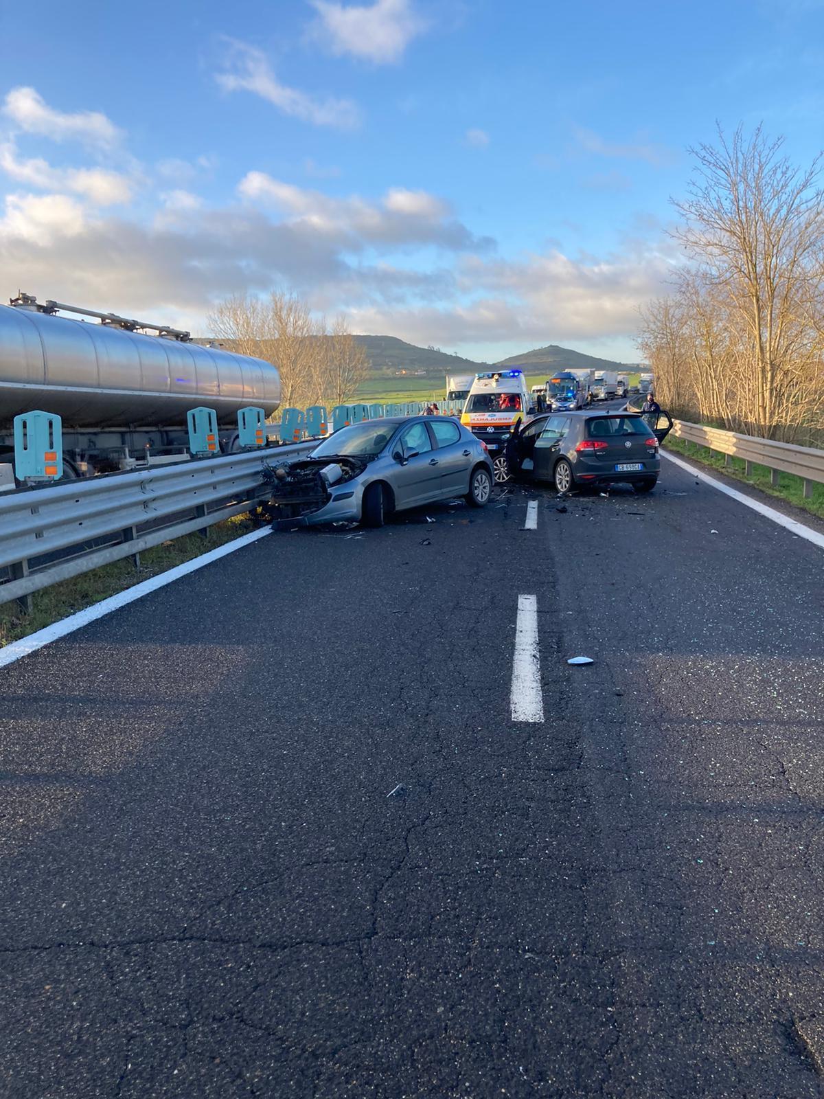 Scontro frontale sulla 131 all'altezza di Giave: un ferito