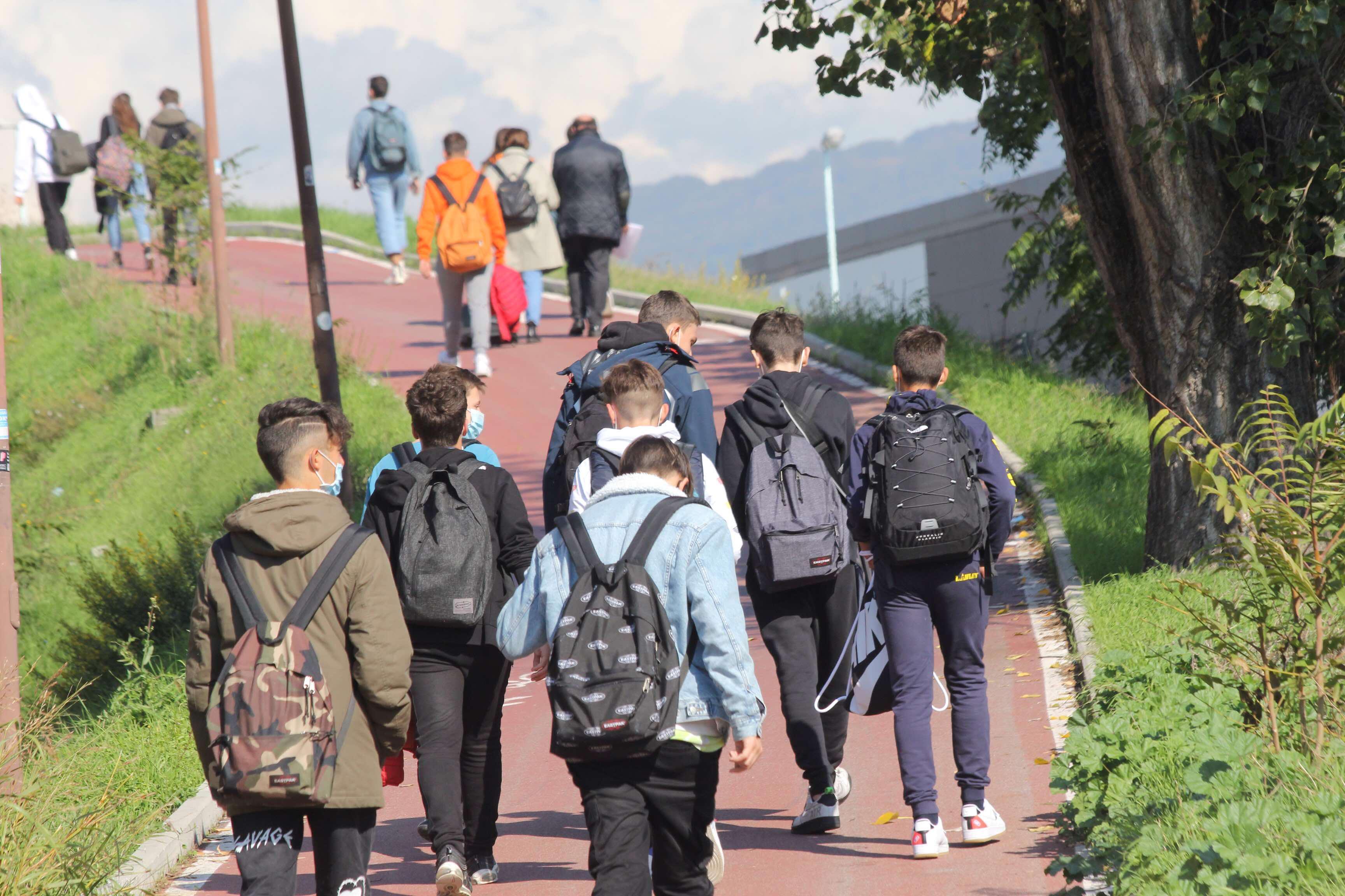 Studenti in cammino verso il polo scolastico di via di Reggiana