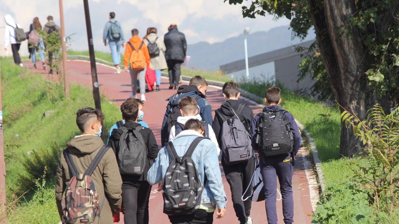 Studenti in cammino verso il polo scolastico di via di Reggiana