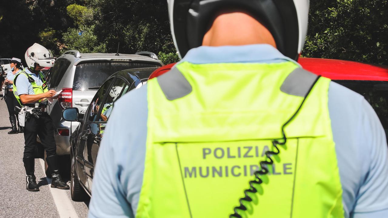 Agenti della polizia municipale (foto Marzi)