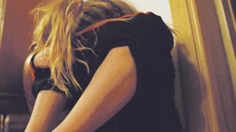 Palpeggia una ragazzina, a processo