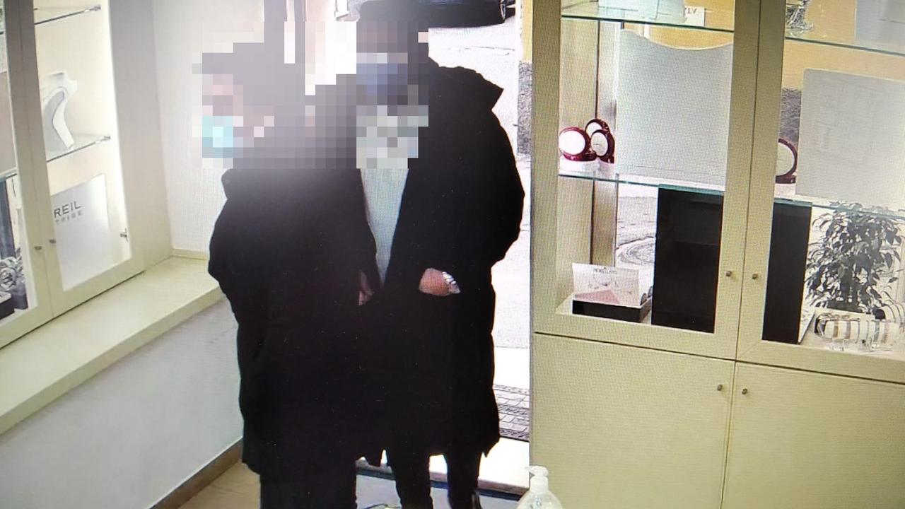 Siniscola, rubano una catenina d'oro in una gioielleria: due denunciati