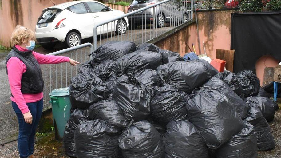Pistoia: preside contro il Comune, guerra dei rifiuti. "Percorso di 500 metri con ostacoli per portare i sacchi" - Video