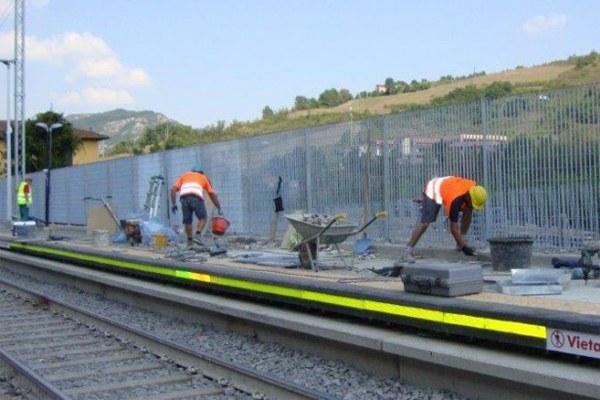 Operaio cade dal locomotore durante i lavori sulla ferrovia