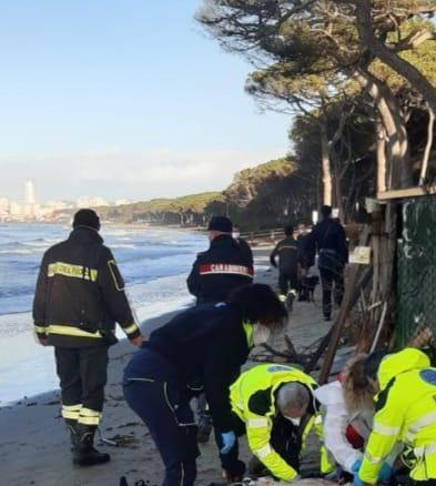 Insegue una donna che fa jogging, poi si butta in mare per sfuggire ai carabinieri