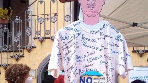 Il manichino in piazza Bartoli a Chianni contro il conferimento di amianto alla discarica della Grillaia