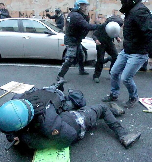 Un momento degli scontri del 23 febbraio 2018 (foto Muzzi)