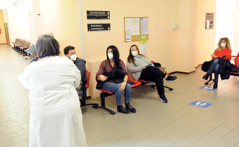 Persone in fila per il vaccino (foto Paolo Barlettani)